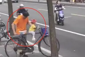 骑车带娃外出兜风，却引无数路人侧目，网友表示：这位爷爷不靠谱图片