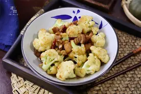 做干锅花菜，好吃的窍门“一点就透”，不用放太多料，爽脆入味图片