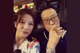 赵薇晒与爸爸合影，44岁皮肤依旧水润，爸爸气场十足图片