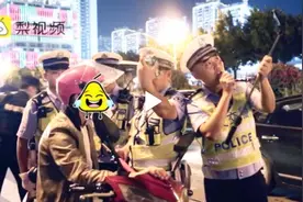 贵州兴义 男子骑车喝酒恰遇交警直播查酒驾，场面一度尴尬图片
