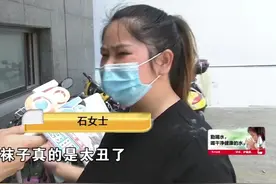 穿着起毛球的袜子影楼拍照 妈妈选照片时怒了 要退2000充值卡 店家却要扣400图片