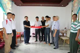 率先垂范 白应能常委向大庙扩建工程捐资50万人民币图片
