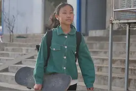 白鹿原上的滑板女孩14岁的小女孩 每天滑1个小时滑板去上学图片