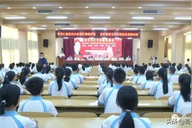高州市第一职业技术学校发放江可伯慈善基金助学金图片