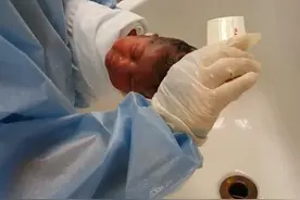 娃刚出生就被护士打了一巴掌，妈妈超心疼，婆婆解释：她记得前世图片