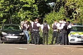 英国警察街头聚堆喝咖啡 民众不满：违反疫情禁令图片