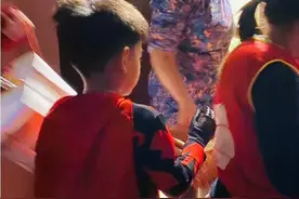 陈妍希母子万圣节手牵手去讨糖，4岁星星像爸爸，和小酒窝是朋友图片