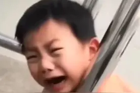 “爸爸，我头卡住了！”男孩卡在栏杆里痛哭，父子俩对话让人笑翻图片