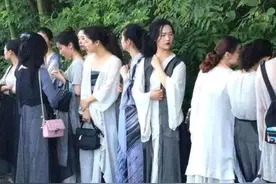 横店群演现状：美女成群，一天70块蹲地吃盒饭，只想一夜成名图片