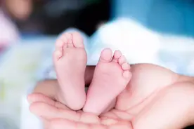 宝宝啃脚丫的习惯不好？其实这样的孩子更聪明，孩子并非“饿”了图片