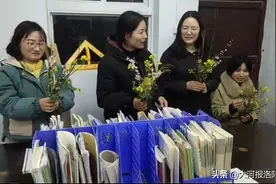 洛阳5名学生上山下河，采野花送给全校女老师，老师们笑着笑着就哭了图片