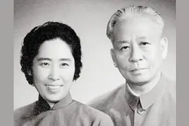 传奇女性王光美，刘少奇贤内助，葬礼上为何出现两位神秘人物？图片