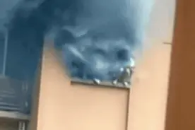 痛惜！高层住宅起火，女子窗外避险坠亡图片