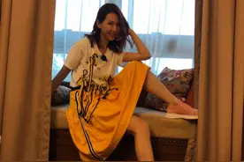 蔡少芬真是人生赢家，穿白色T恤配橘色裙满满少女感，哪像3娃妈图片