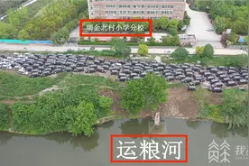 南京一行洪河堤变“停车场”，上百辆新车违停，离河道仅几米图片