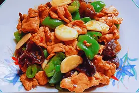 7两猪肉3个青椒配木耳，炒出个大片肉，吃个爽快的咸香可口图片