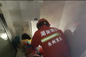 大妈手卡便池，求助无果就地睡一觉图片