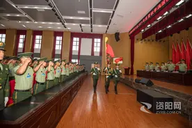 最后的军礼告别！武警资阳支队百余名老兵退役图片