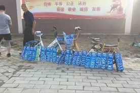 河北保定大爷摆摊归还雨中捡来车牌：不收一分钱图片