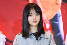 郑爽牛仔装清爽现身发布会，狂甩包袱秒变表情包图片