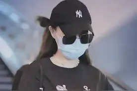唐嫣难得“奢侈”一把，穿5000元T恤配大破洞牛仔裤，真够高级的图片