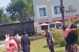 女子穿和服在军舰旁拍照，遭小伙怒斥"是不是中国人"图片