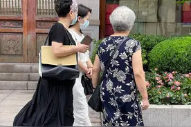 上海6、70岁阿婆真讲究，夏天穿裙子不露大腿，比故意扮嫩更优雅图片
