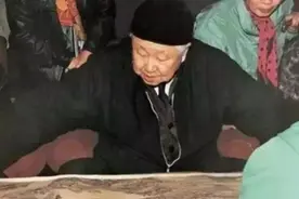 一老人开价800万卖传家宝，专家只愿出1万元，他转身拍卖出1980万图片