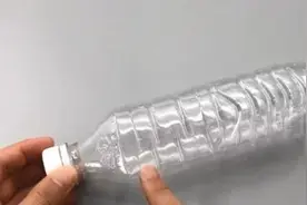 家里的马桶堵了。就可以用筷子和一个塑料瓶自制一个马桶疏通器图片