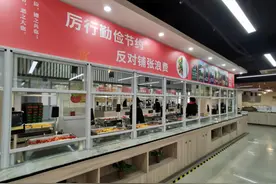 郑州一高校自助餐按克卖，学生：不怕阿姨手抖了，花钱也少了图片