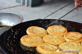 超美味的“军粮”：成都名吃军屯锅盔，又炸又烤还铺双层肉酱图片