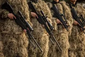 全是狠家伙！中俄军演阅兵解放军亮相三型枪械，为啥混装三种武器图片