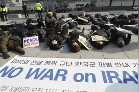 白白被打！韩国老大爷被驻韩美军暴打倒地，韩国警察抓了又释放图片