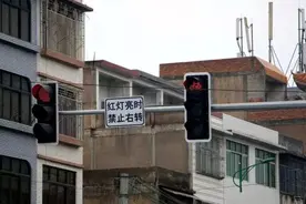 即日起，绿灯右转扣9分罚200块？交警：你驾照买来的吧图片