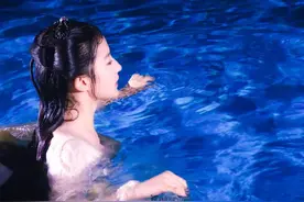 【刘亦菲旧图】水中露美背，真好看！图片