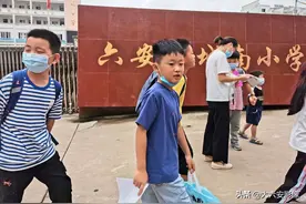 六安：小学放暑假了，拿到期中考试成绩单的学生表情各异图片
