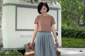 年过50的女性，多穿“T恤+半裙”，不装嫩不显老，很显优雅高级图片