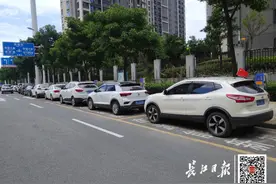 燃油车停在新能源专用停车位，算违停吗？图片
