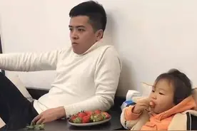 "讲究"女儿吃草莓，每一颗都不忘与爸爸分享，网友：满分分配图片
