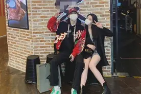 华谊千金王文也再晒美照，一双长腿藏不住，与帅哥依偎合影太养眼图片