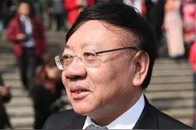丹东博士首富：曾身家130亿，慈善捐款9000万，如今负债潜逃海外图片