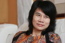 66岁董明珠终于懂得花钱打扮，沧桑大妈变气质女神，越老越耐看图片