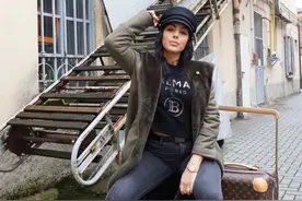 C罗女友拖LV拉杆箱工作，从头到脚都大牌，小腹突出牛仔裤勒紧图片