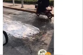 咋回事？井盖狂吐白沫惊呆路人，网友：快打开，里面有只大闸蟹……图片