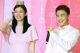 奚梦瑶挺着大肚去医院产检，何䣭君寸步不离，两人感情甜蜜惹人羡图片