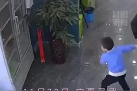 （视频）@太原人，无私的母爱！男孩拽倒冰箱妈妈冲上去挡住，幸亏冰柜是空的，孩子未受伤图片