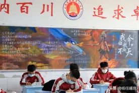 一初中生因黑板报走红，隔壁班都跑过来“膜拜”，网友：神笔马良图片