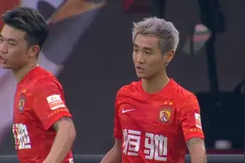 广州队5-2踢疯了！球迷：看台上打伞的小姐姐，我觉得我恋爱了图片