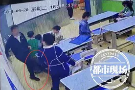 事发南昌！小孩打闹，男家长竟上去就是一脚，心理专家：坏榜样图片