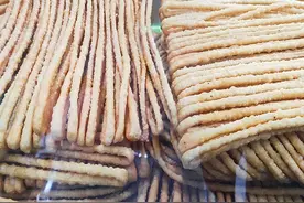 范庄二月二庙会上的小吃有100多种，酥脆可口的馓子本地人不会做图片